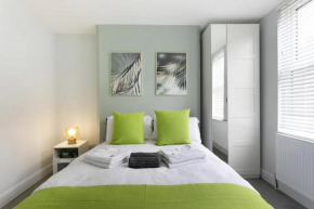 Room 2 · Studio in Nottingham- Near attractions and dining Pass The Keys